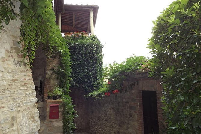Villages of Chianti with lunch and tasting in Open Top Van - Piazza Matteotti in Tuscany: arcades, shops, and a quick feel for local life
