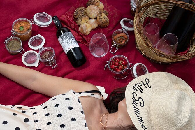Winery Tour & picnic in the vineyard with a bottle of wine - The picnic in the vineyard: your meal is the payoff